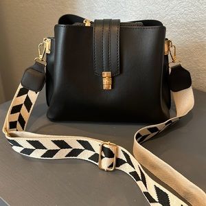 Ivy and Taylor Black Shoulder Bag